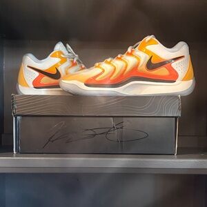 Nike Dynamic Orange and White Sneakers brand new Men’s 9   Woman’s 10.5